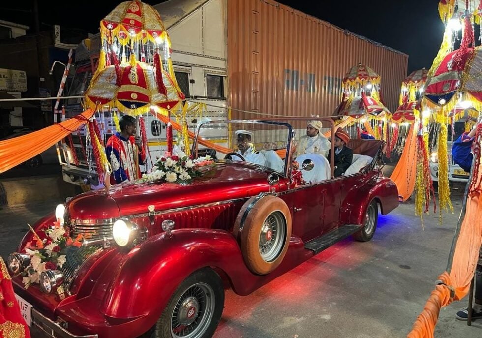 Vintage Car in Lucknow Kursi Road for Wedding, Red Color from Regal Vintage Car